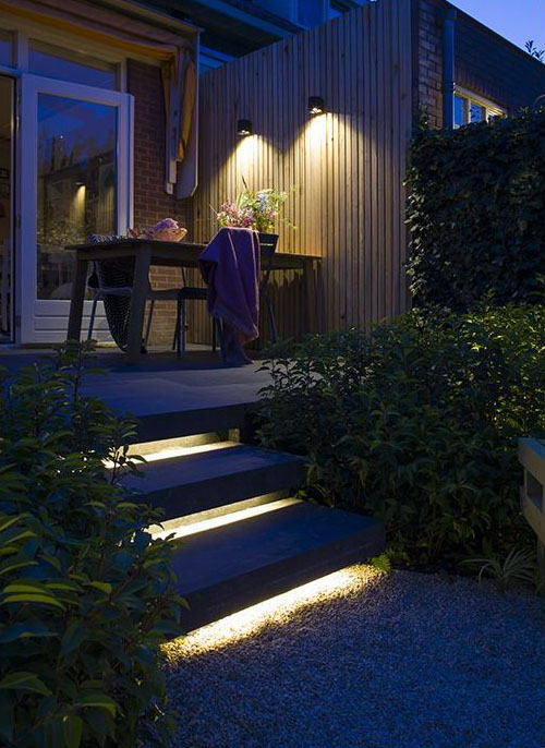 in-lite Evo Hyde 550 12v light illuminating stairs of front porch.